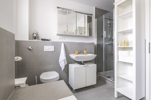 Secadora de cabello, toallas, jabón, papel de baño 