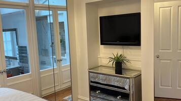 2 habitaciones, tabla de planchar con plancha, cuna de viaje y wifi