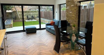 Lovely London Garden Flat Close to Underground Station