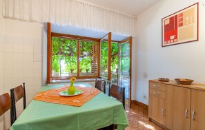 Dining - Holiday house with large terrace near sea (Podstrana)