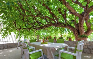 Outdoor dining - Holiday house with large terrace near sea (Podstrana)