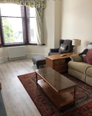 Una Smart TV, una chimenea