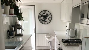 Cafetera y tetera, refrigerador, microondas y horno 