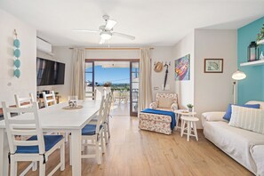 Smart-TV, Kamin, Bücher