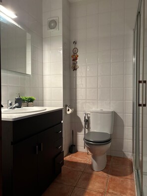 Douche, sèche-cheveux, serviettes fournies, savon