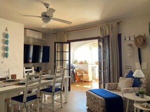 Téléviseur connecté, foyer, livres