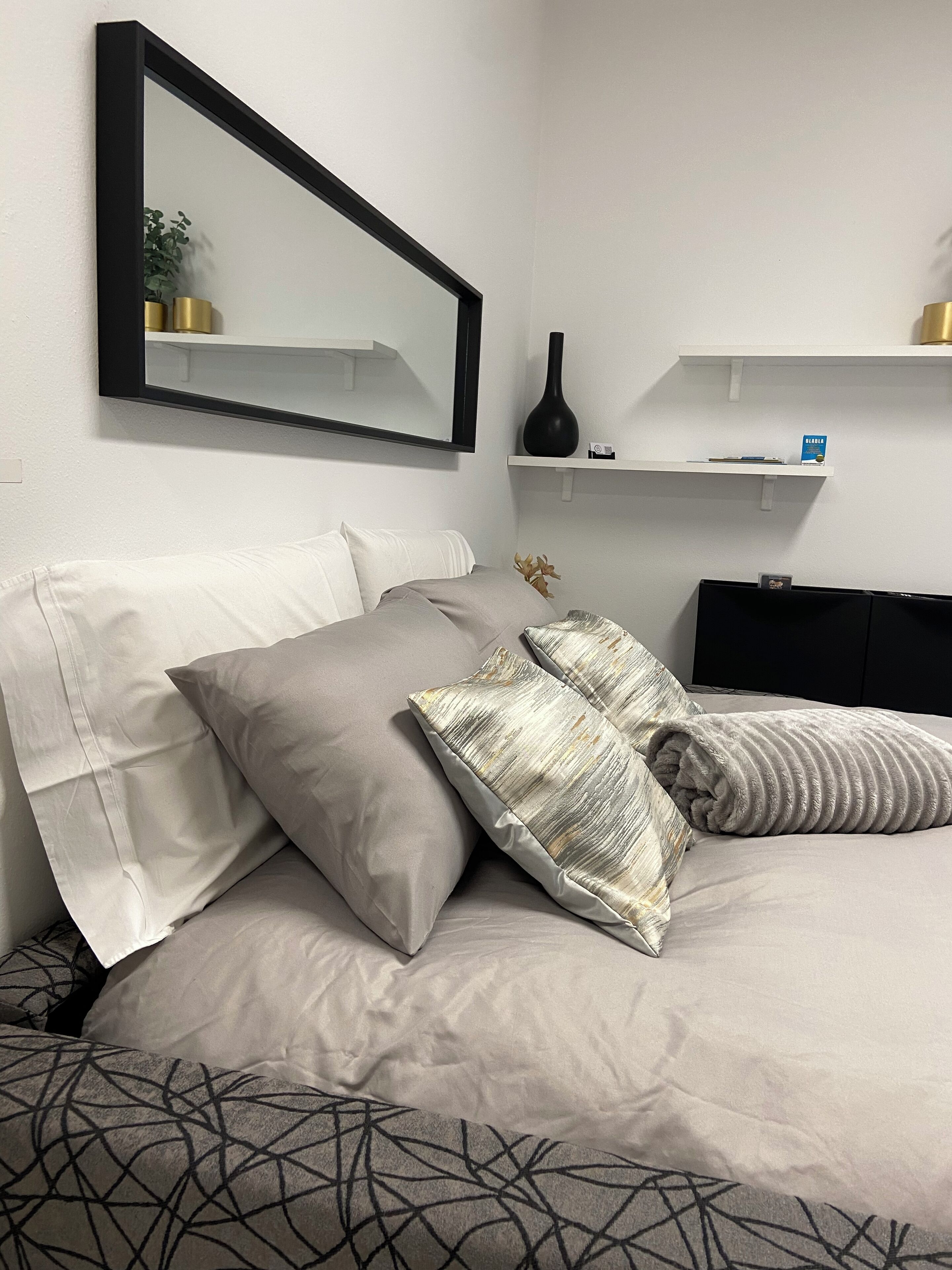 1 dormitori, escriptori, wifi gratuïta i roba de llit 