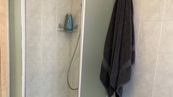 Dusche, Haartrockner, Bidet, Handtücher
