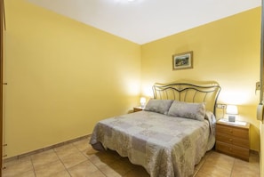 Una camera da letto con un letto, comodini e un quadro appeso al muro.