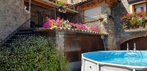 Outdoor spa tub - Gîte Teulé 2 in the Pyrenees: A perfect getaway in the middle of nature|11 pax (Les Iglésies)