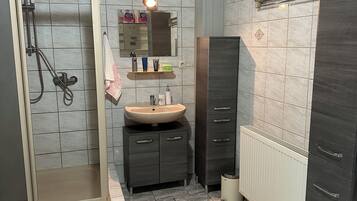 Dusche, Handtücher, Seife, Shampoo