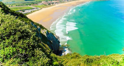 Casa grande con jardin junto a playas y montaña
