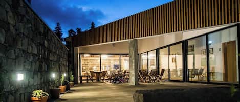 Se sirven desayunos, comidas y cocina regional con vista al jardín