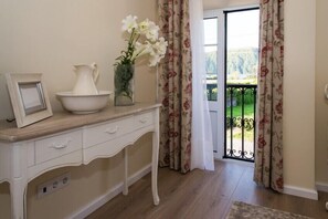 Decoración personalizada, muebles diferentes y cortinas blackout