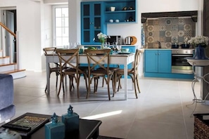 Grandparents' House | Private kitchen | Mini-fridge, microwave, stovetop, highchair - Quinta da Queiró (Ponta Delgada)