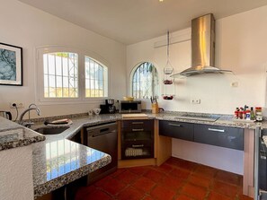 Fridge, microwave, oven, dishwasher - Dream Views Pool Villa La Capellanía (Benalmadena)