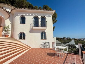 Outdoor dining - Dream Views Pool Villa La Capellanía (Benalmadena)
