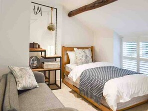 3 bedrooms, desk, iron/ironing board, free WiFi