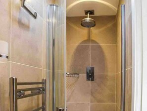 Shower, eco-friendly toiletries, hair dryer, towels - Cosy and characterful cottage in the heart of Kirkby Lonsdale (Kirkby Lonsdale)