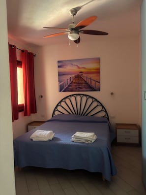 2 soverom, strykejern/-brett, reiseseng for barn og wi-fi