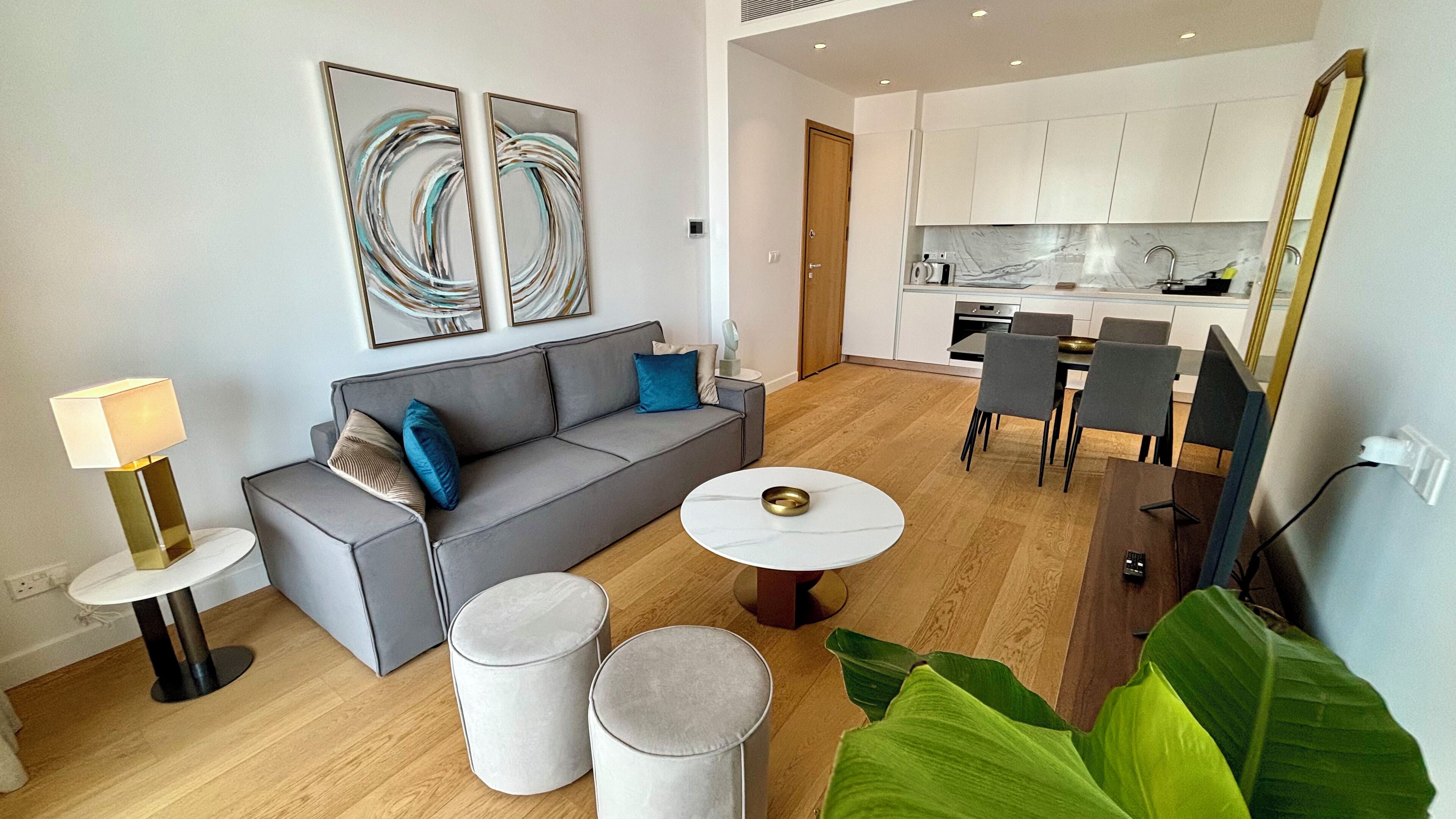 Deluxe Apartment, City View | Living area