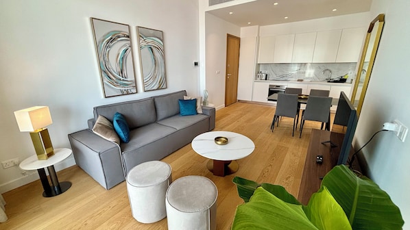 Deluxe Apartment, City View | Living area