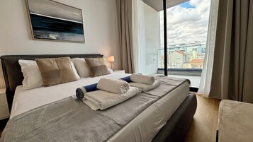 1 habitación, cortinas blackout y tabla de planchar con plancha 