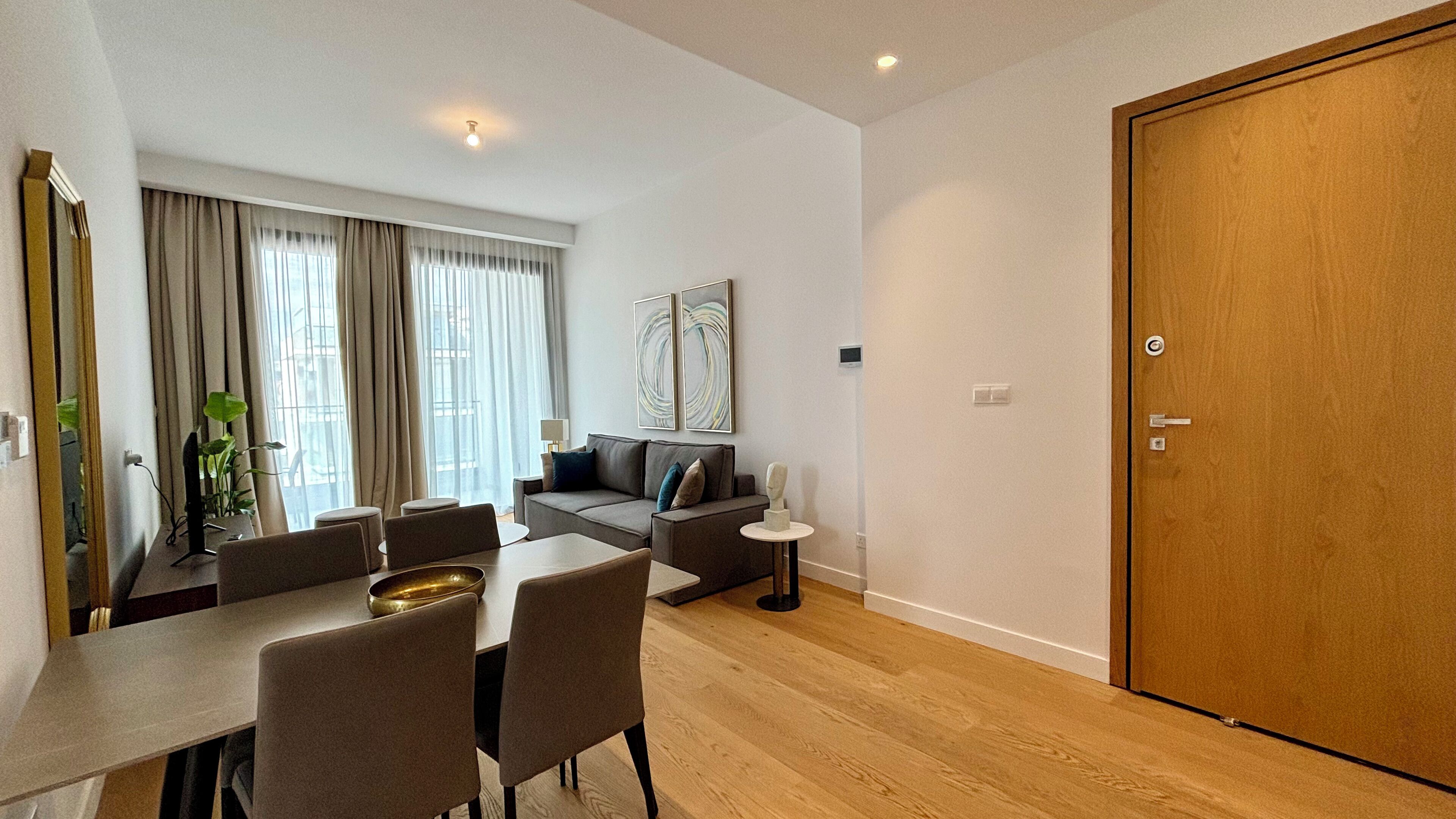 Deluxe Apartment, City View | Dining room