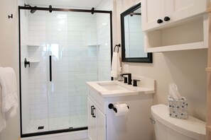 シャワー、ヘアドライヤー、タオル、石鹸