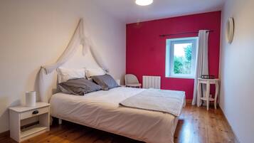 4 quartos, ferros/tábuas de passar roupa, berço de viagem