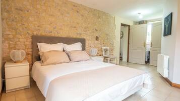 4 quartos, ferros/tábuas de passar roupa, berço de viagem