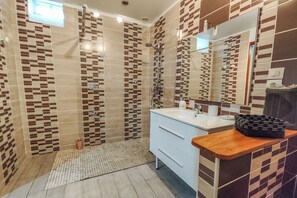 Douche, séchoir à cheveux, serviettes fournies