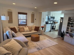 Smart TV - Cozy 3BR Cottage w/Metro Access minutes to Old Town, Alexandria! (Alexandria)