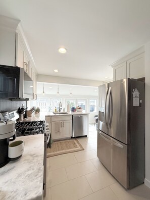 Fridge, microwave, oven, stovetop - Cozy 3BR Cottage w/Metro Access minutes to Old Town, Alexandria! (Alexandria)