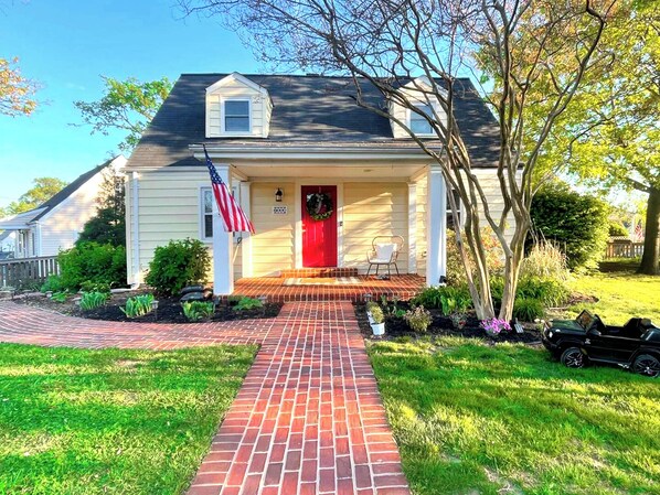 Exterior - Cozy 3BR Cottage w/Metro Access minutes to Old Town, Alexandria! (Alexandria)