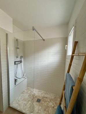 Shower - Apartment 57m², 4 people, 2 bedrooms, garden, quiet, air conditioning, wifi, creek 150m away (Lumio)