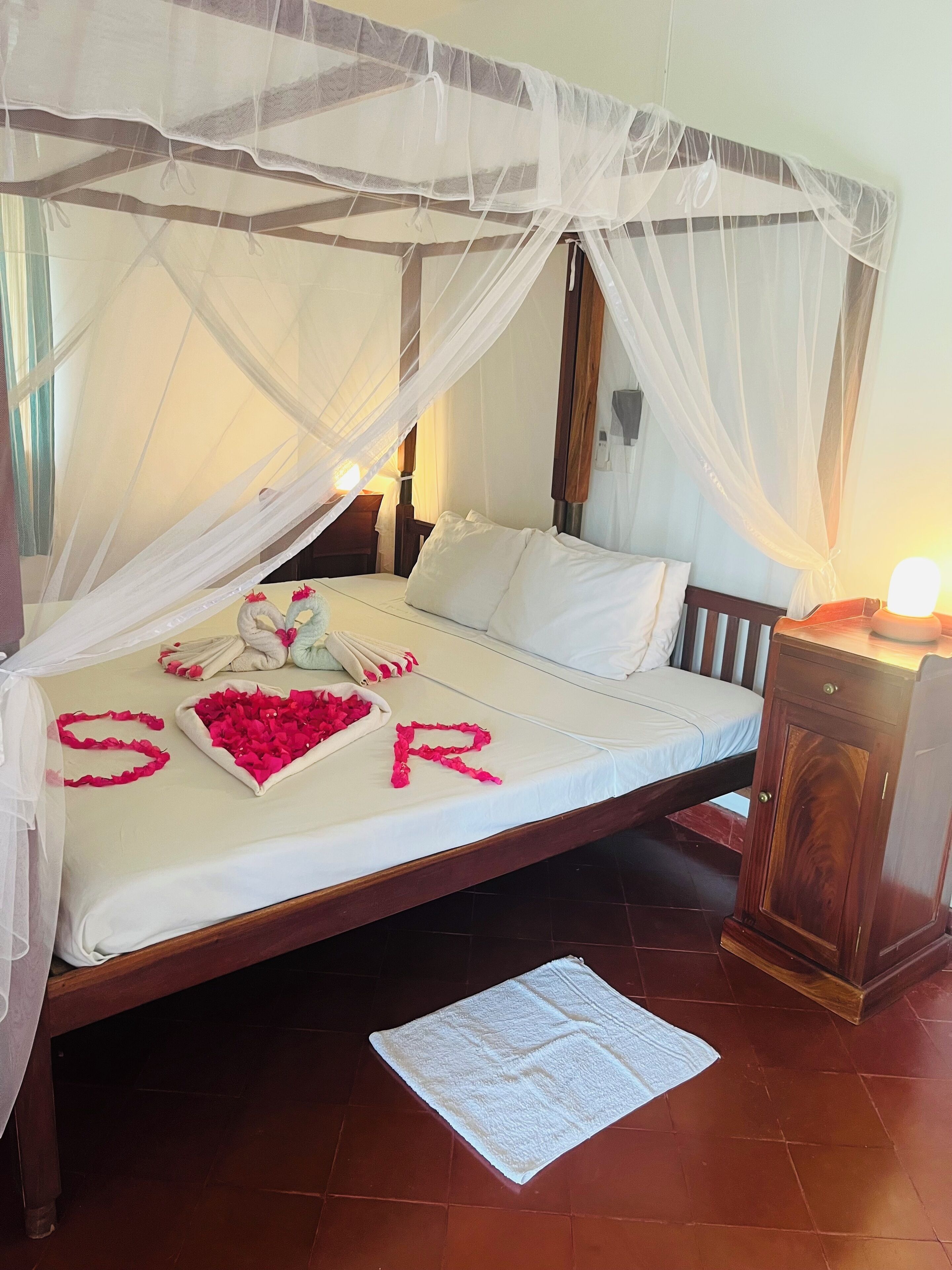 Klassieke tweepersoonskamer, balkon, uitzicht op tuin | Een bureau, een laptopwerkplek, verduisterende gordijnen