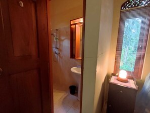 Classic-dobbeltværelse - balkon - udsigt til have | Badeværelse | Bruser, håndklæder, Sæbe, Toiletpapir