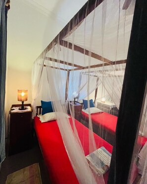 Classic-værelse med 2 enkeltsenge - balkon | Skrivebord, arbejdsområde til bærbare computere, mørklægningsgardiner