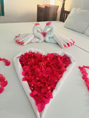 Bureau, espace de travail pour ordinateur portable, rideaux occultants