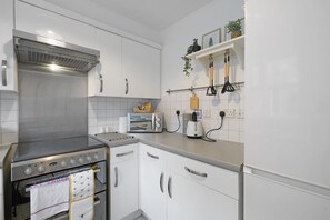Standard Apartment | Private kitchen | Electric kettle - Charming 2 Bed 1Bath Apt -Transom Square (London)