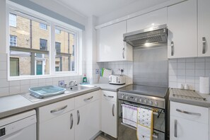 Standard Apartment | Private kitchen - Charming 2 Bed 1Bath Apt -Transom Square (London)