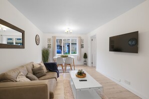 Standard Apartment | Living area | 47-inch Smart TV with satellite channels, Netflix, streaming services - Charming 2 Bed 1Bath Apt -Transom Square (London)