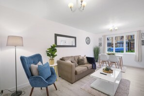 Apartamento estándar | Zona de estar | Smart TV de 47 pulgadas con canales por satélite, Netflix