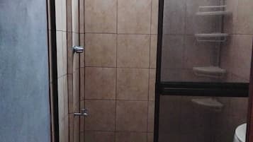Regadera, toallas, jabón, papel de baño