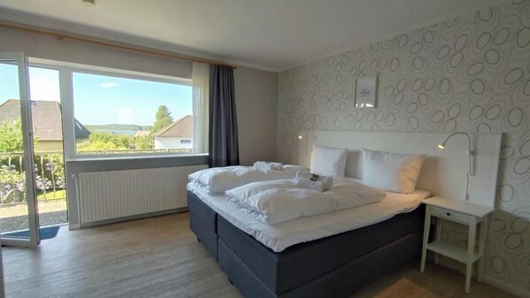 Superior-Apartment, 2 Schlafzimmer, Balkon, eingeschränkter Meerblick | Zimmersafe, kostenloses WLAN