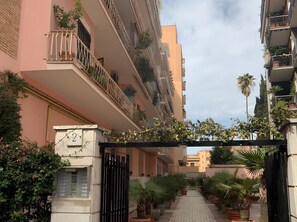 المنشأة من الخارج