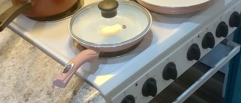 Een koelkast, een magnetron, een oven, een kookplaat