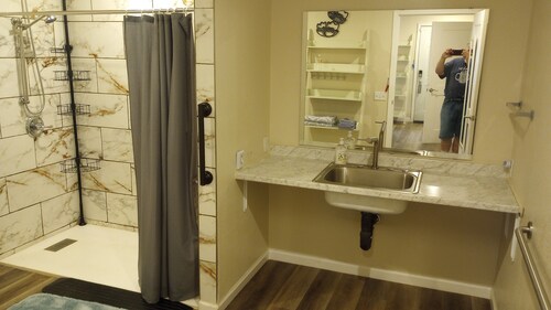 Cute 2-bedroom house. WiFi & handicapped accessible near all Hosp. and colleges.