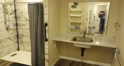 Cute 2-bedroom house. WiFi & handicapped accessible near all Hosp. and colleges.